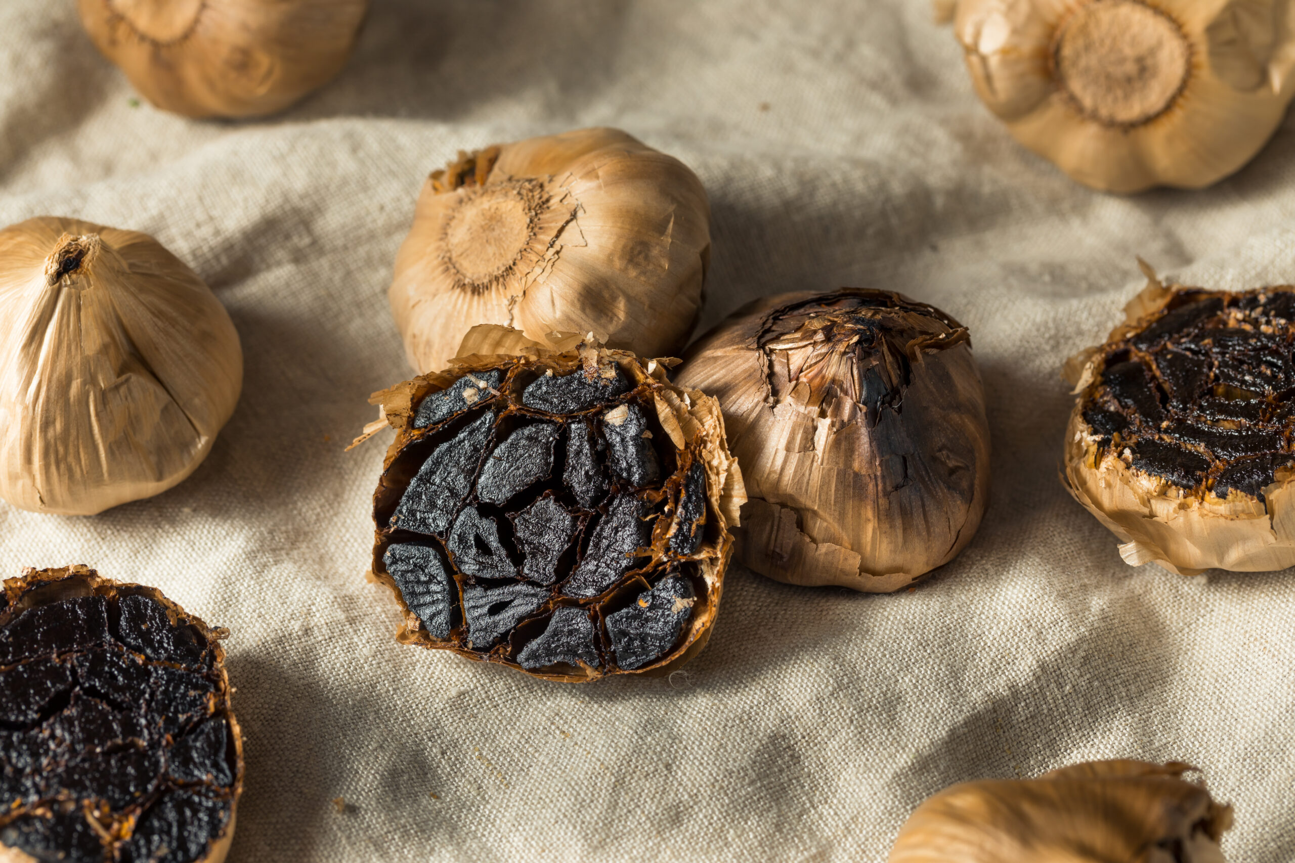 L'aglio nero: cos'è e come si prepara - Di Testa e Di Gola