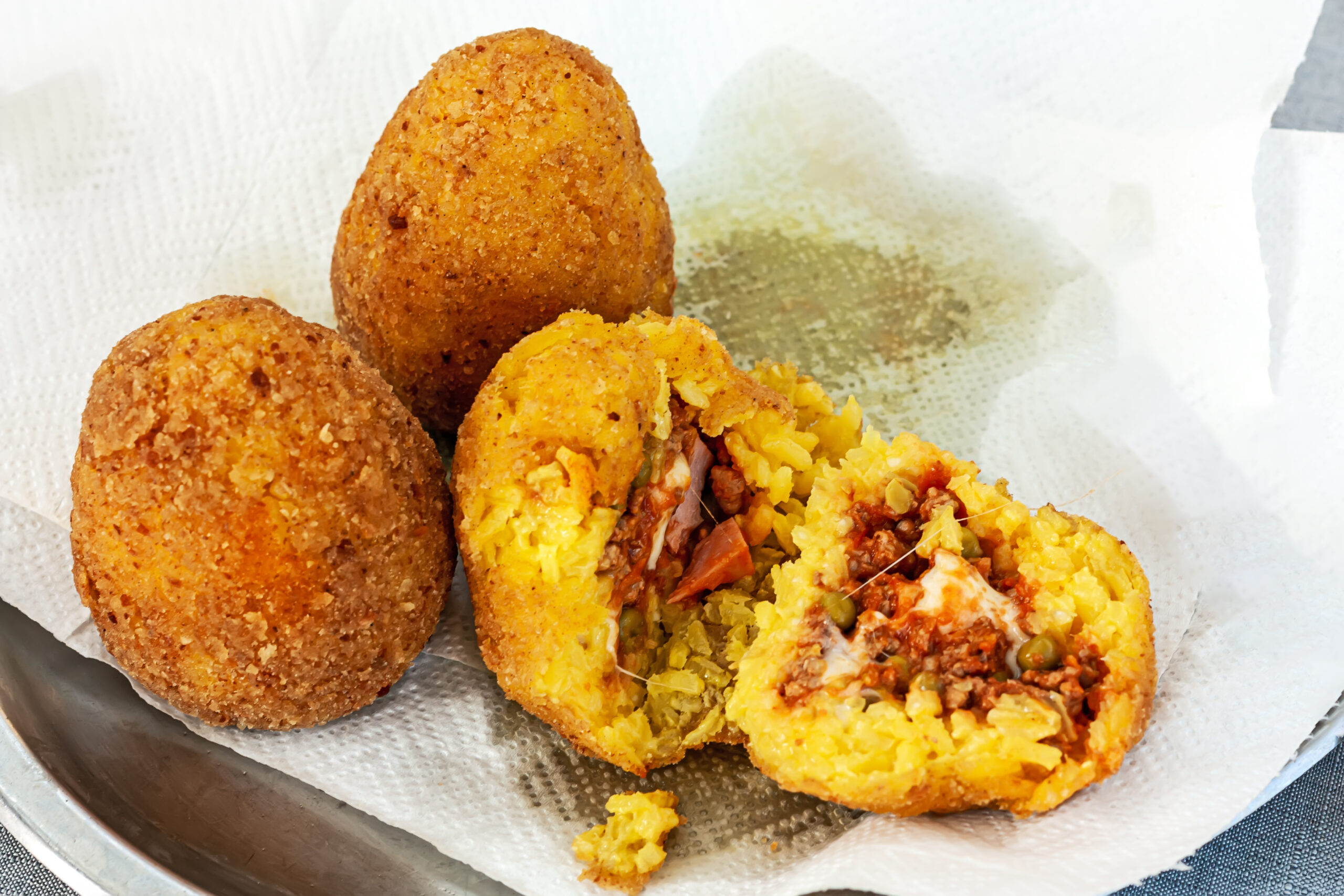 Arancino e arancina, lo street food siciliano per eccellenza