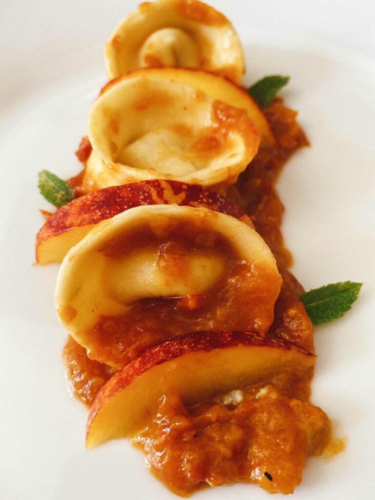 I giovedì di QB: tortelli al gorgonzola con salsa di pesche