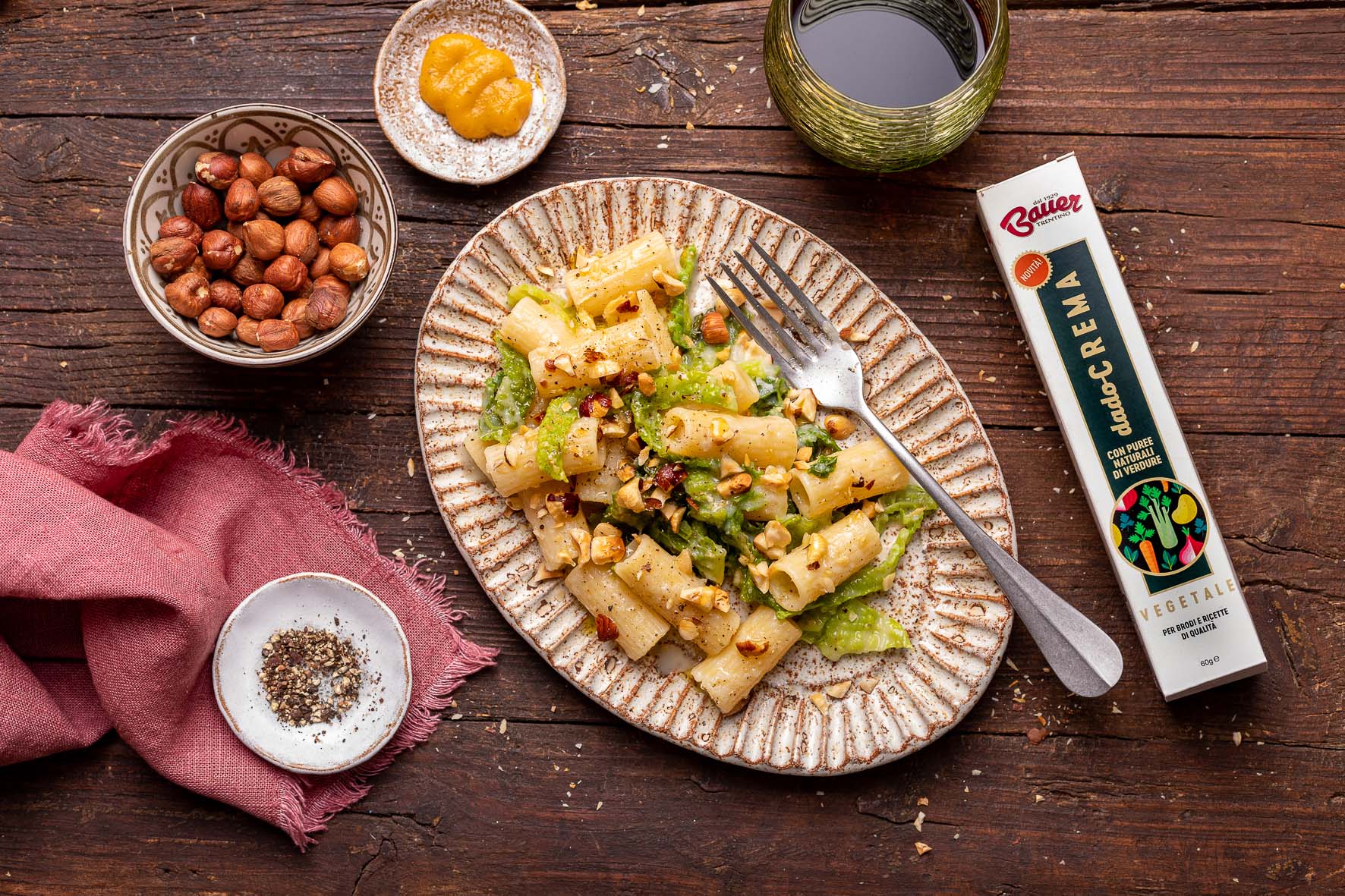 Rigatoni con crema di topinambur, verza e nocciole