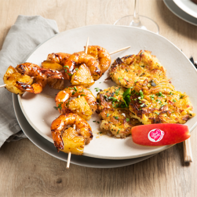 Scampi e ananas caramellati al miele e al rum ambrato con rosti di mele Pink Lady®